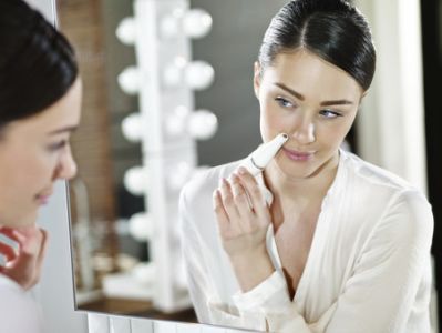 Zwei Beauty-Behandlungen in einem Gerät: Gesichtsepilation und sanfte Reinigung 